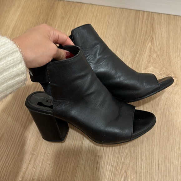 Kenneth Cole Reaction Black Leather Mules W6 - Picture 4 of 8